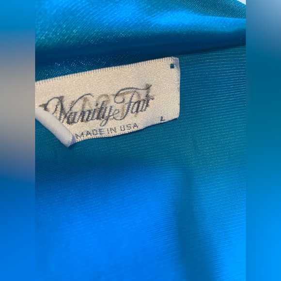 Vintage Vanity Fair Nightgown and robe set in a beautiful teal blue colour - Picture 11 of 16